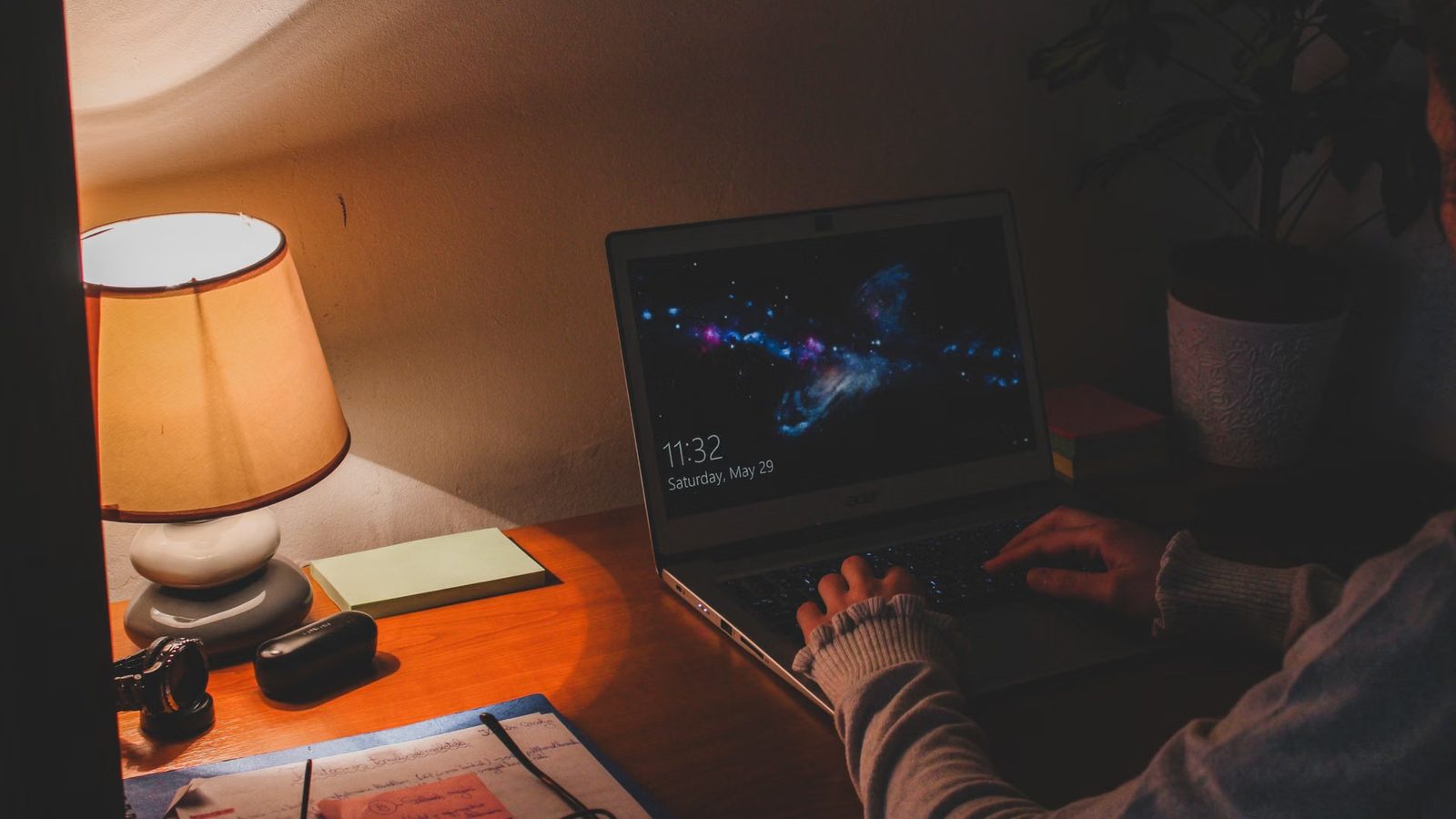 Praca przy laptopie wśród roślin w biurze