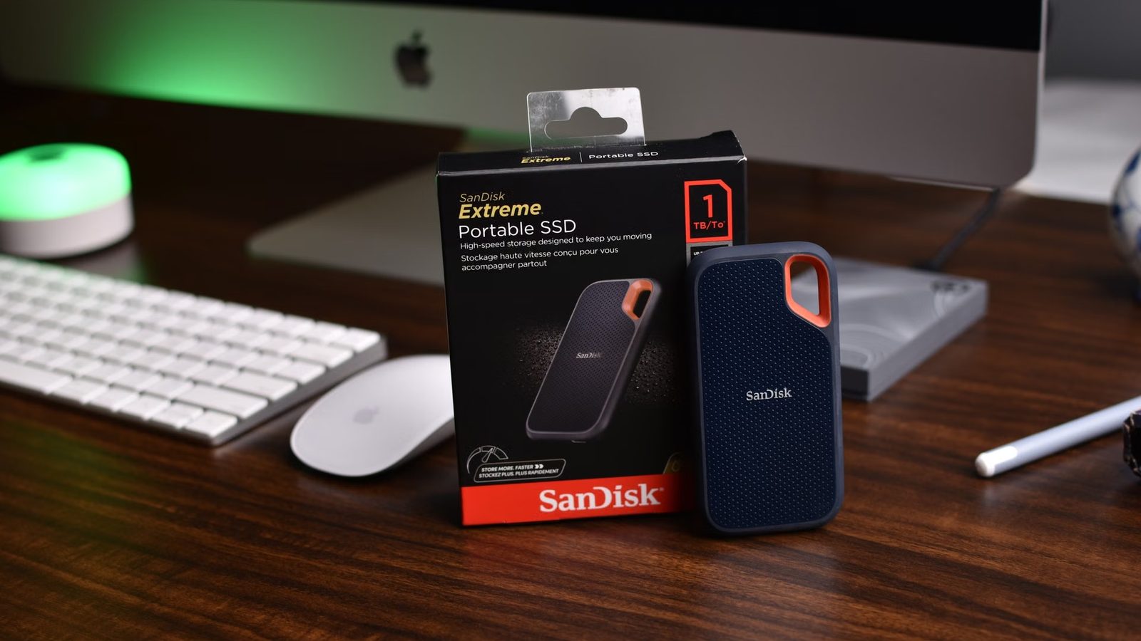 Dysk USB z kopią na biurku