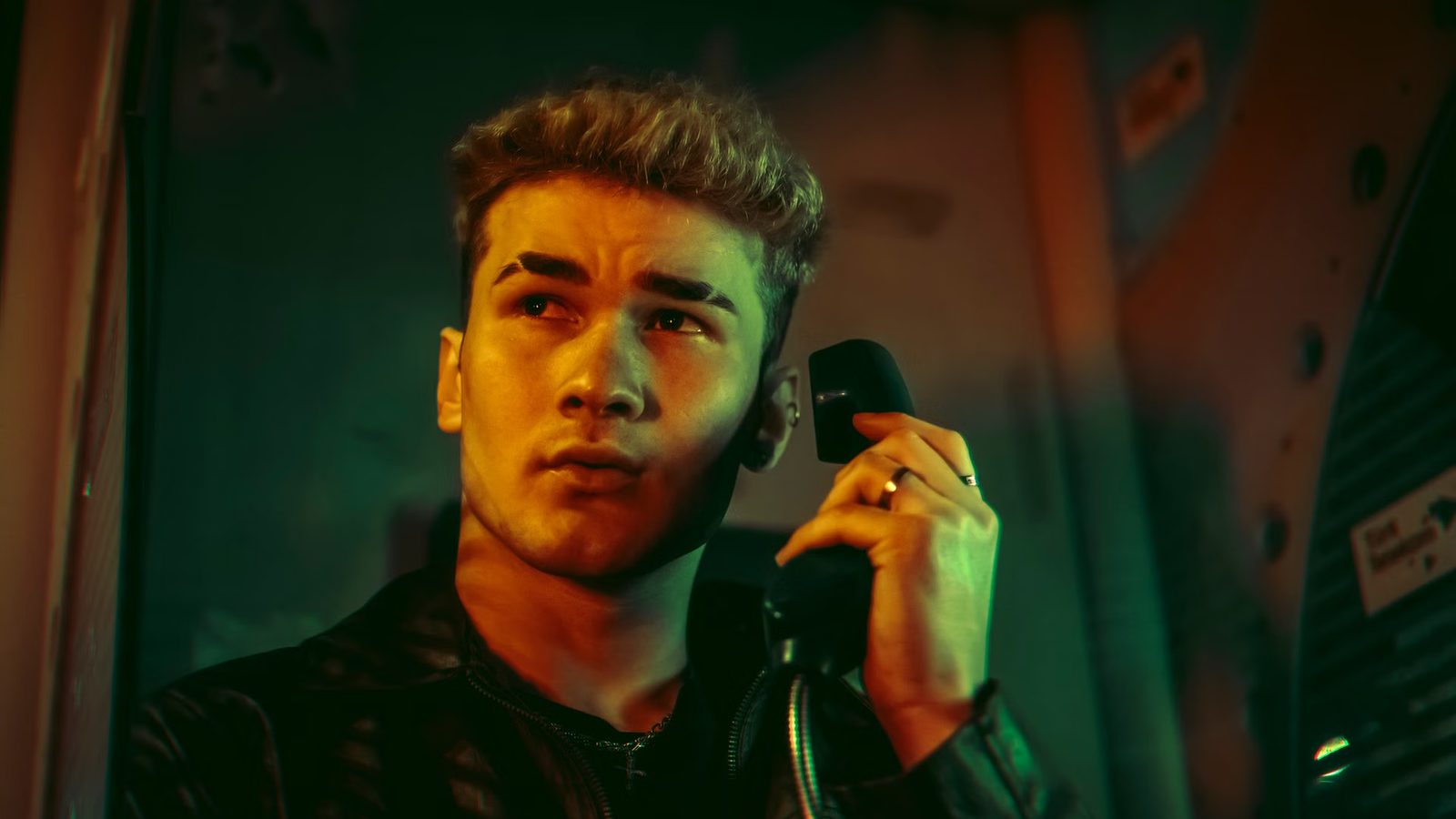 Dyżurny inżynier z telefonem w nocy