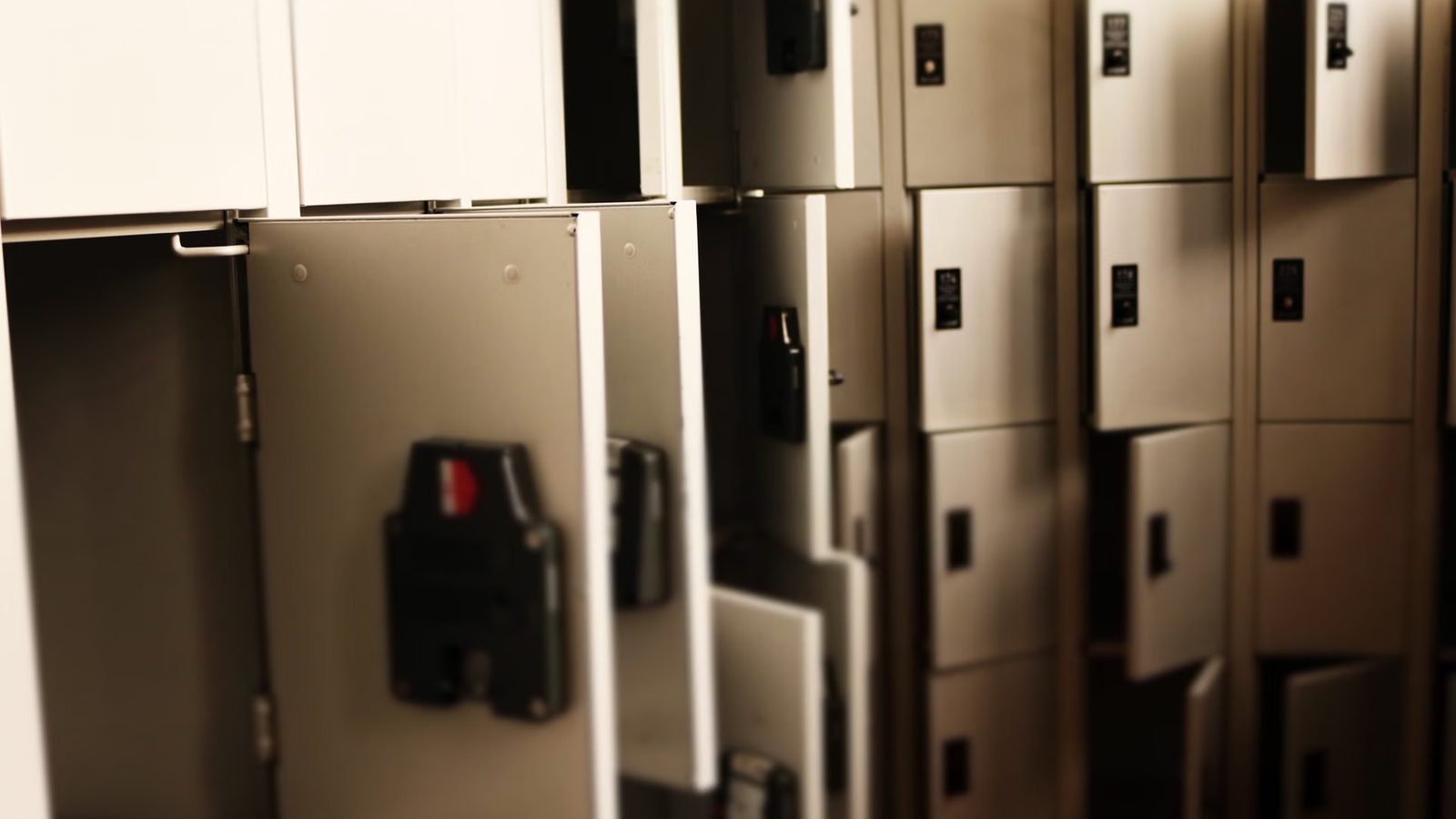 Rząd metalowych szafek depozytowych z elektronicznymi zamkami, część drzwiczek otwarta