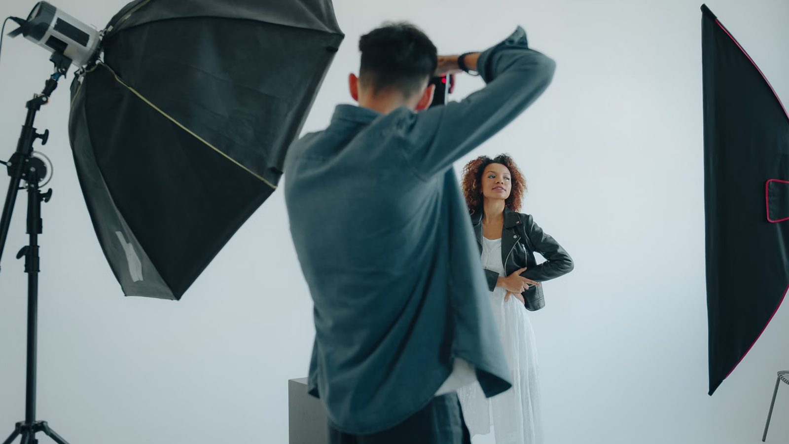 Fotograf robi zdjęcie produktu na białym tle