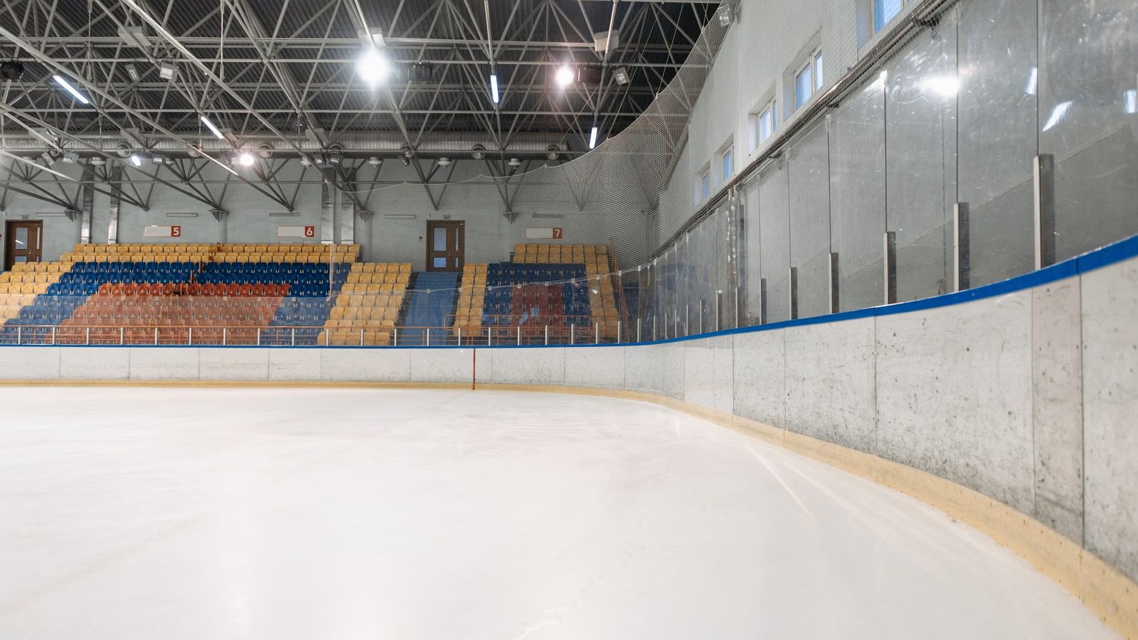 Wnętrze hali sportowej z trybunami