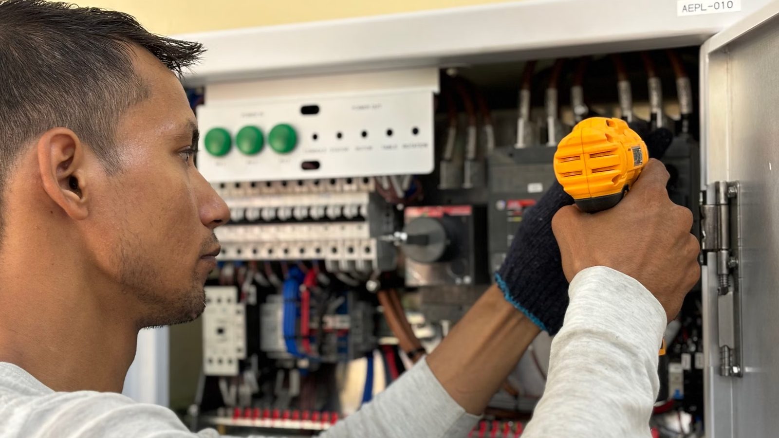Elektryk przy przemysłowej rozdzielnicy