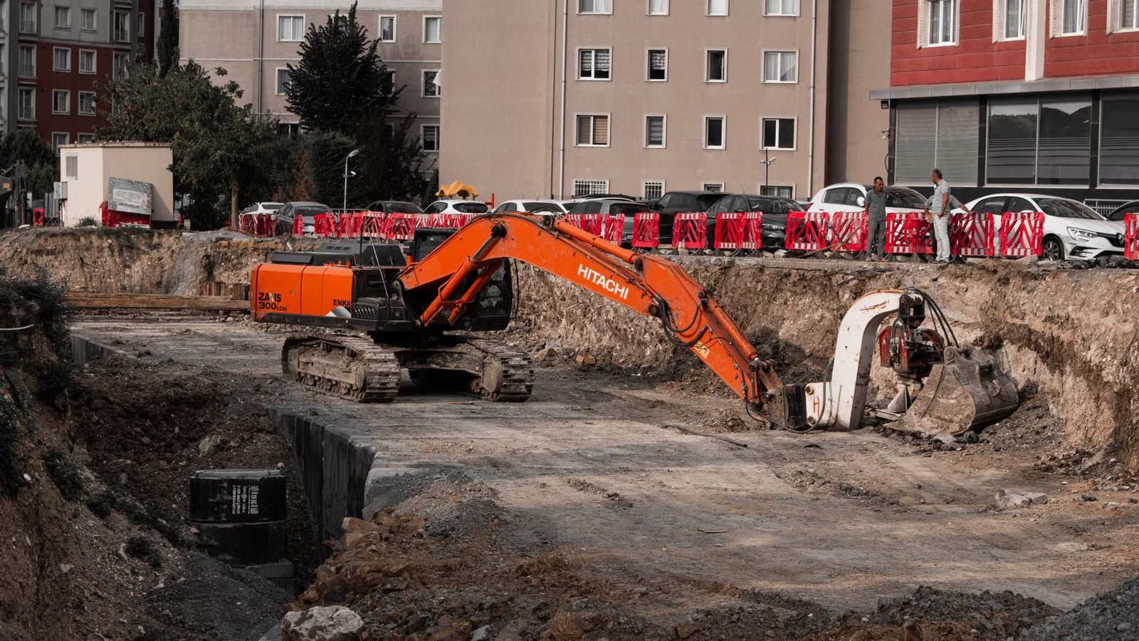 Koparka pracująca na placu budowy
