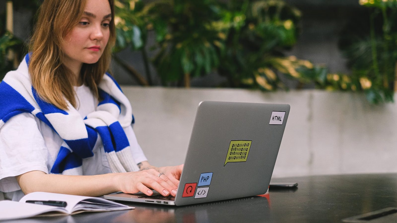 Laptop programisty z naklejkami