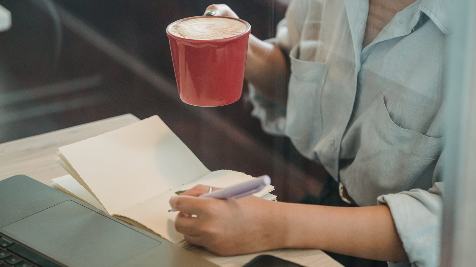 Planowanie marketingu w notesie w kawiarni