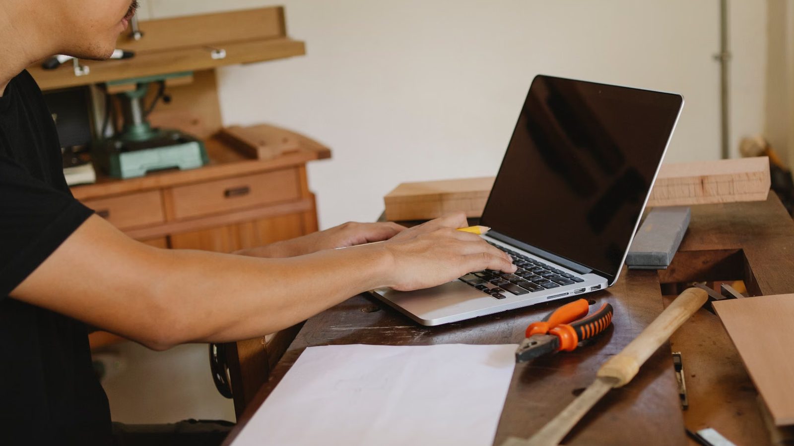 Bezpłatne narzędzia na laptopie małej firmy