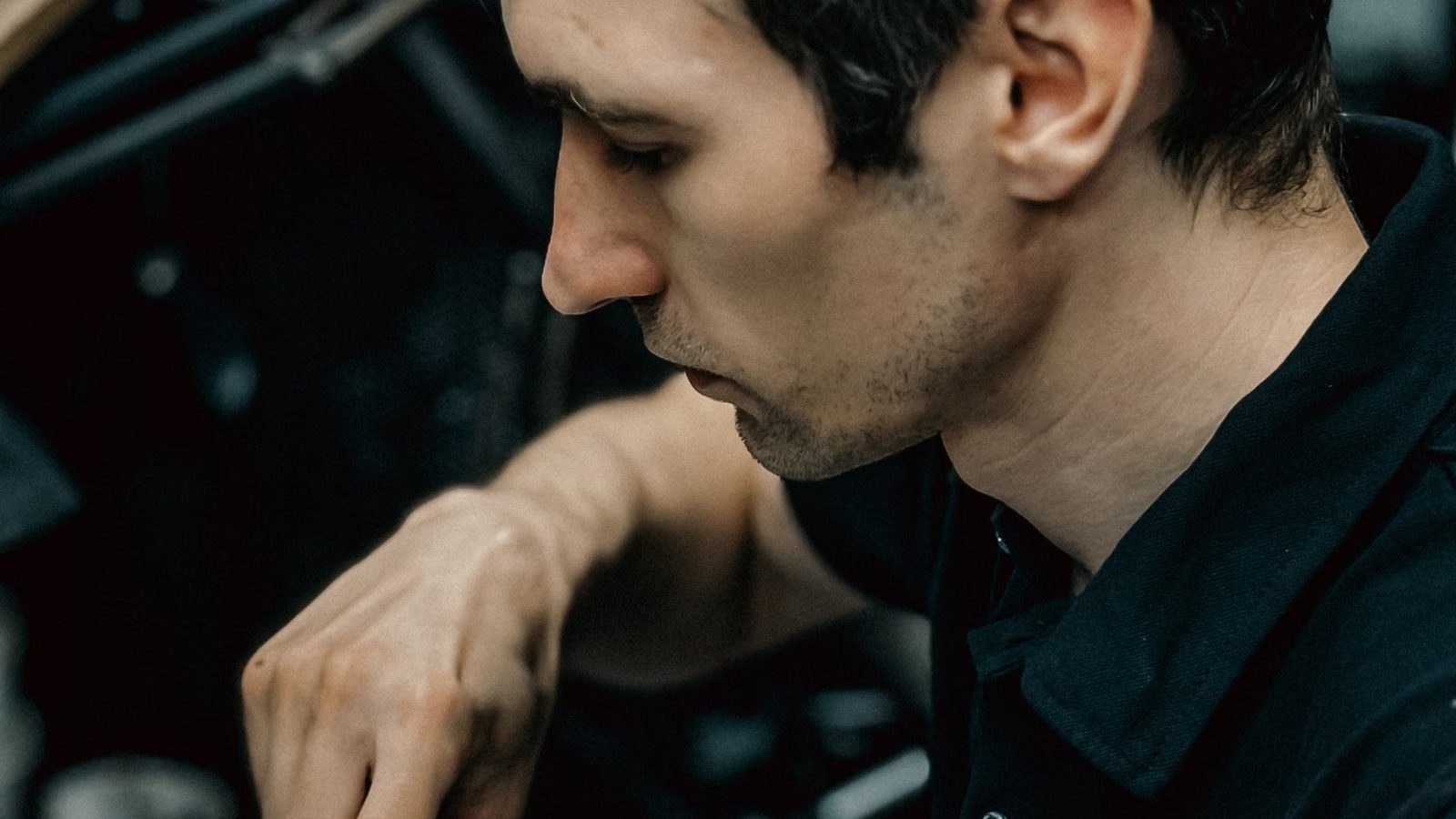 Technik pochylony nad naprawą sprzętu