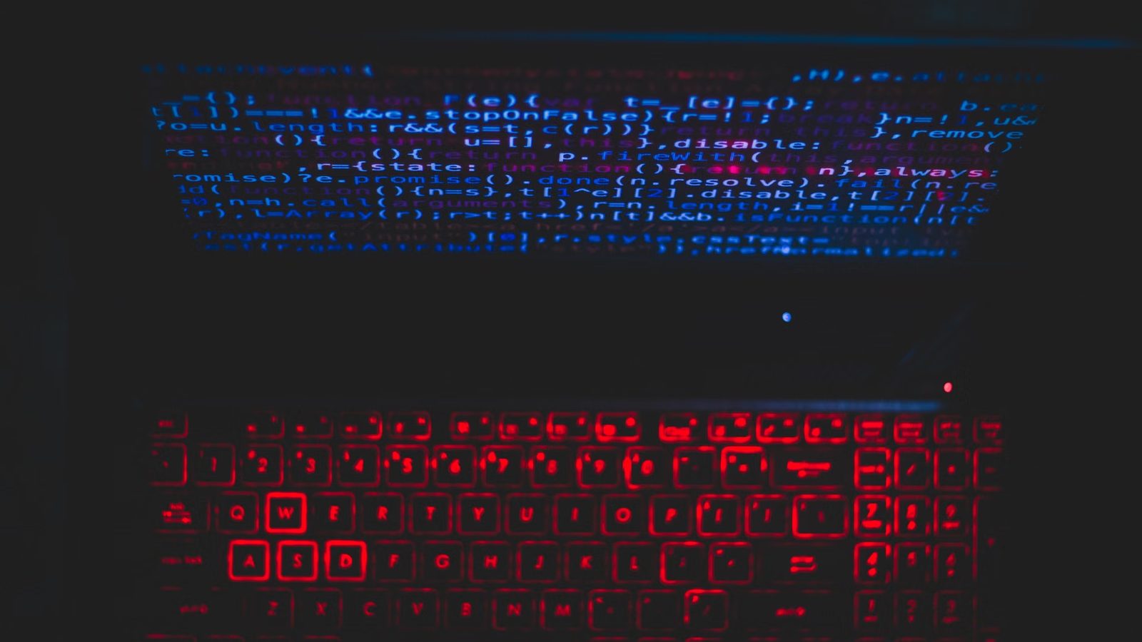 Konserwacja bazy nocą na laptopie