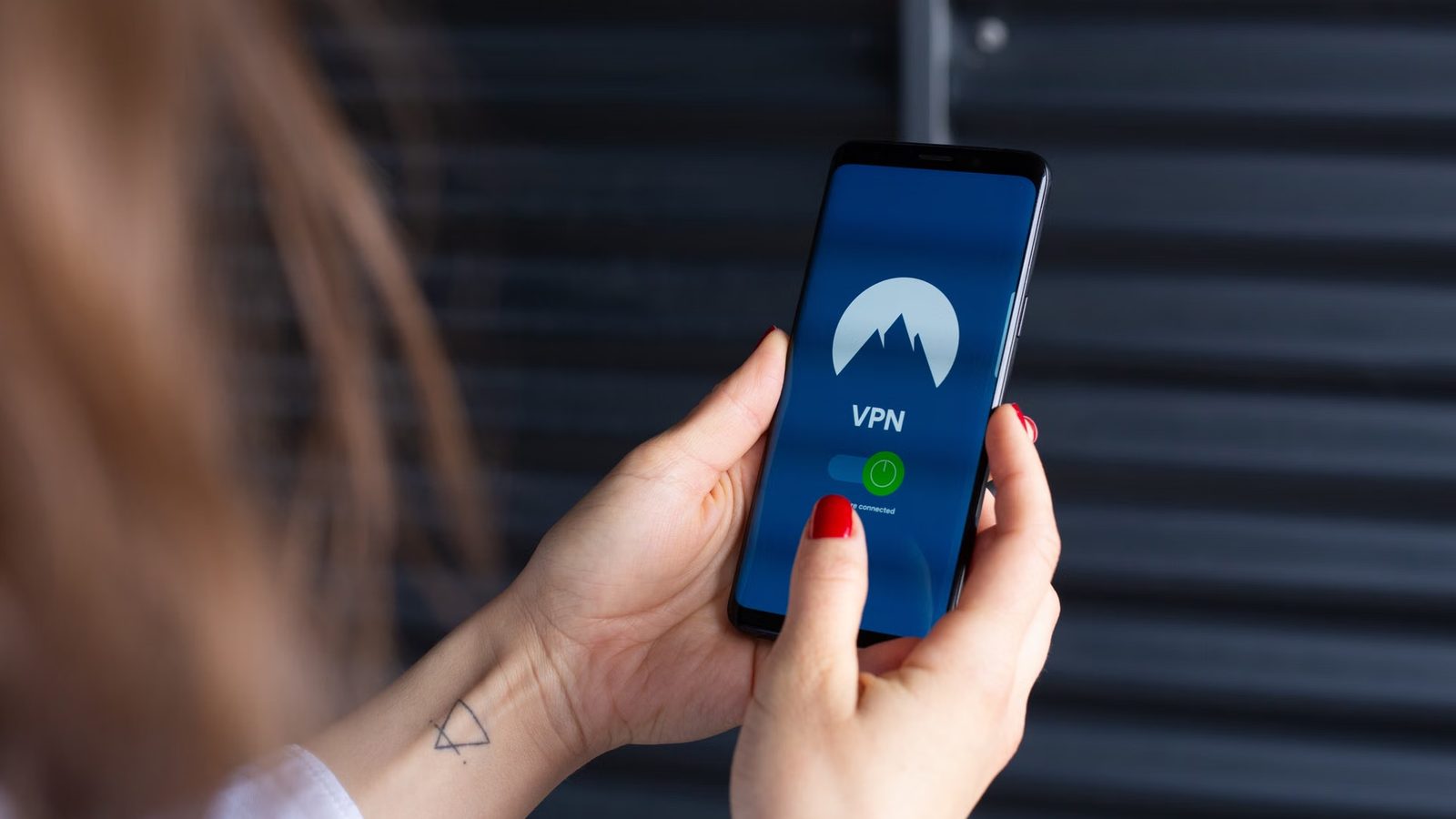 Pracownik w delegacji łączy się przez VPN