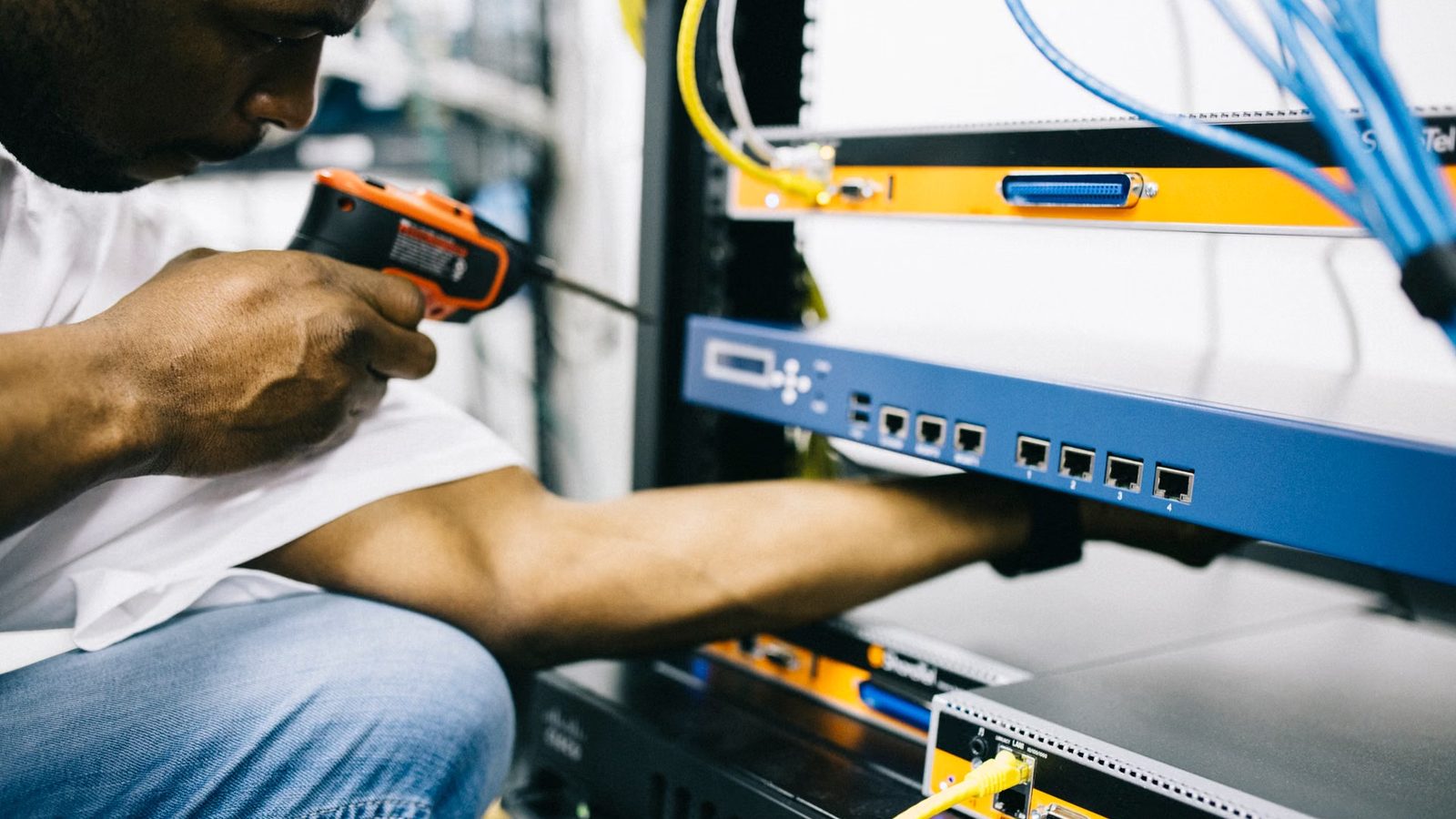 Technik opisuje kable sieciowe