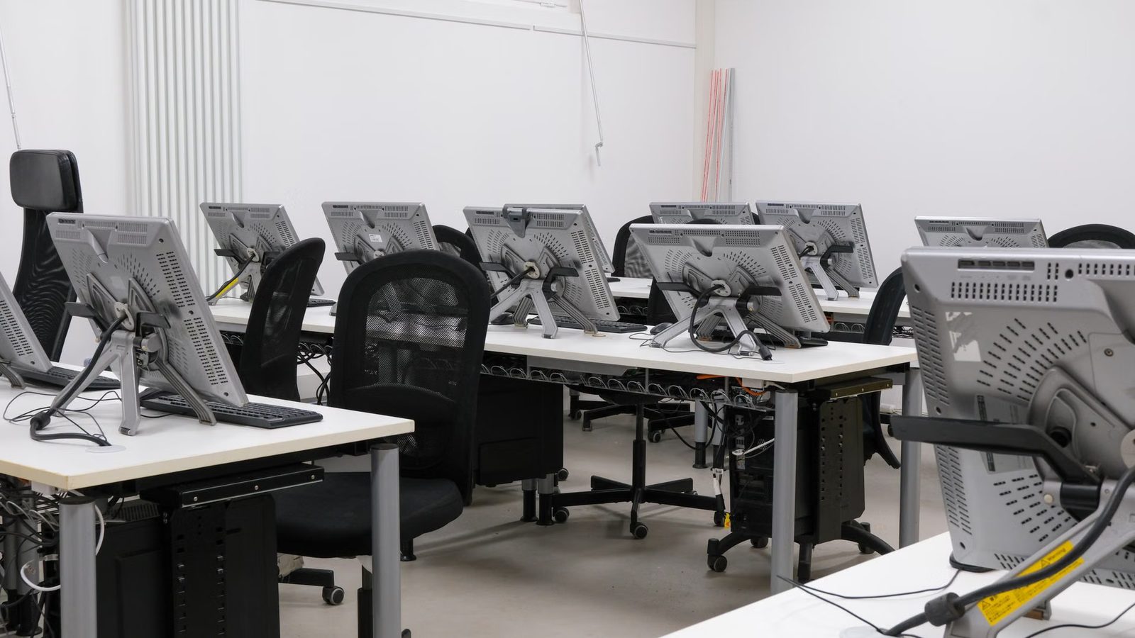 Biurowa sala z kilkoma stanowiskami komputerowymi
