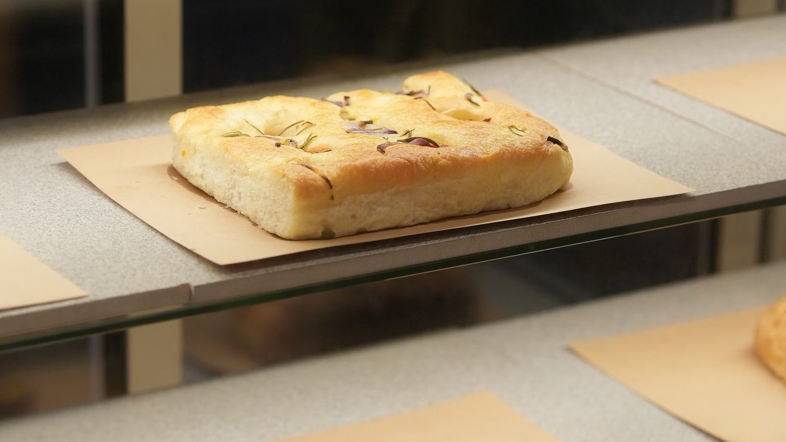 Wypieki na ladzie w piekarni