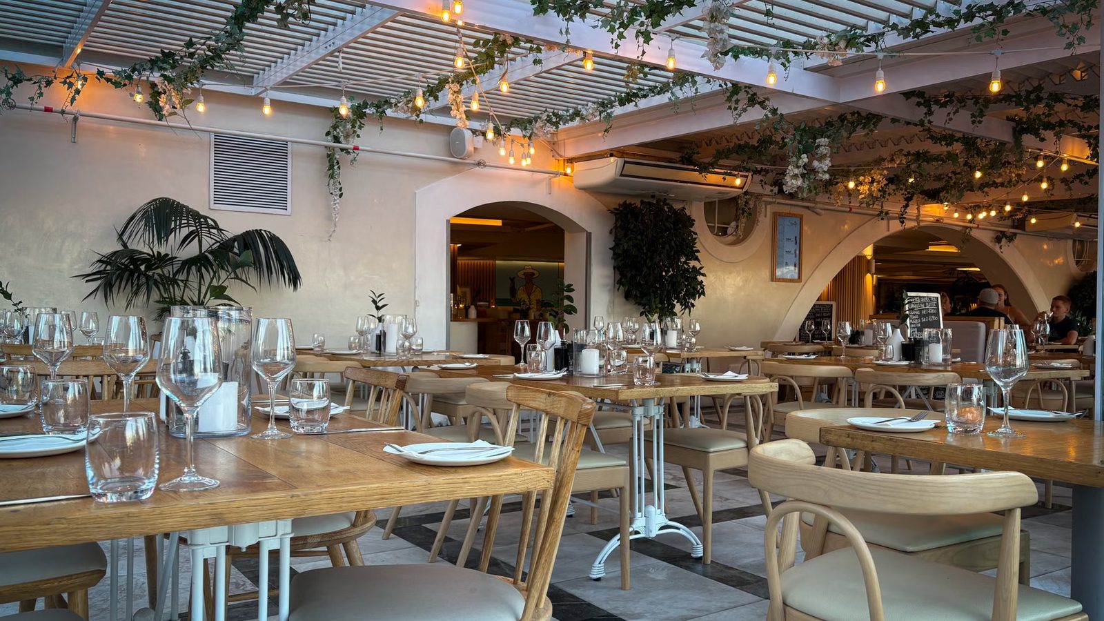 Wnętrze restauracji w ciepłym świetle