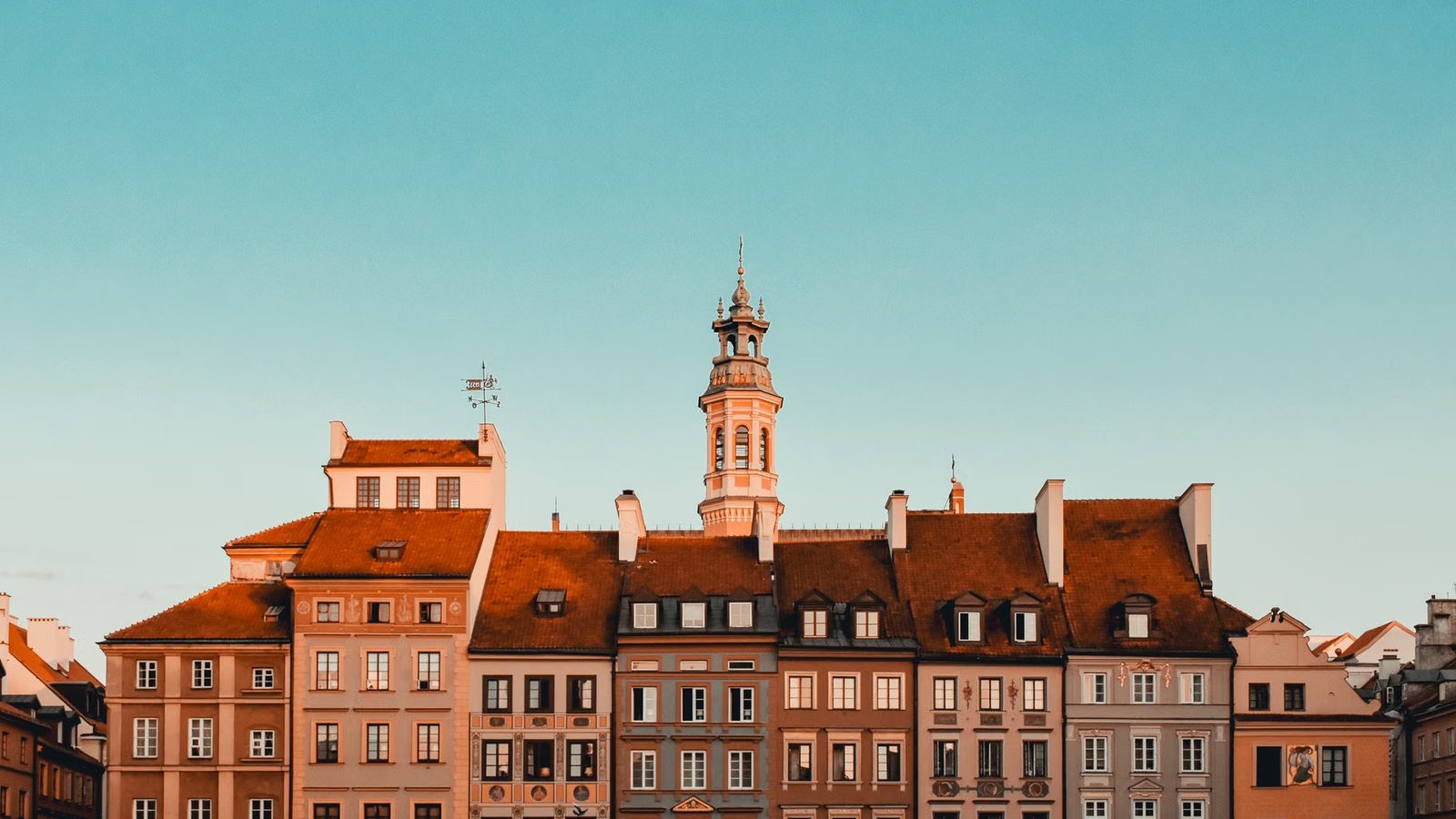 Kolorowe kamienice Starego Miasta w Warszawie na tle nieba