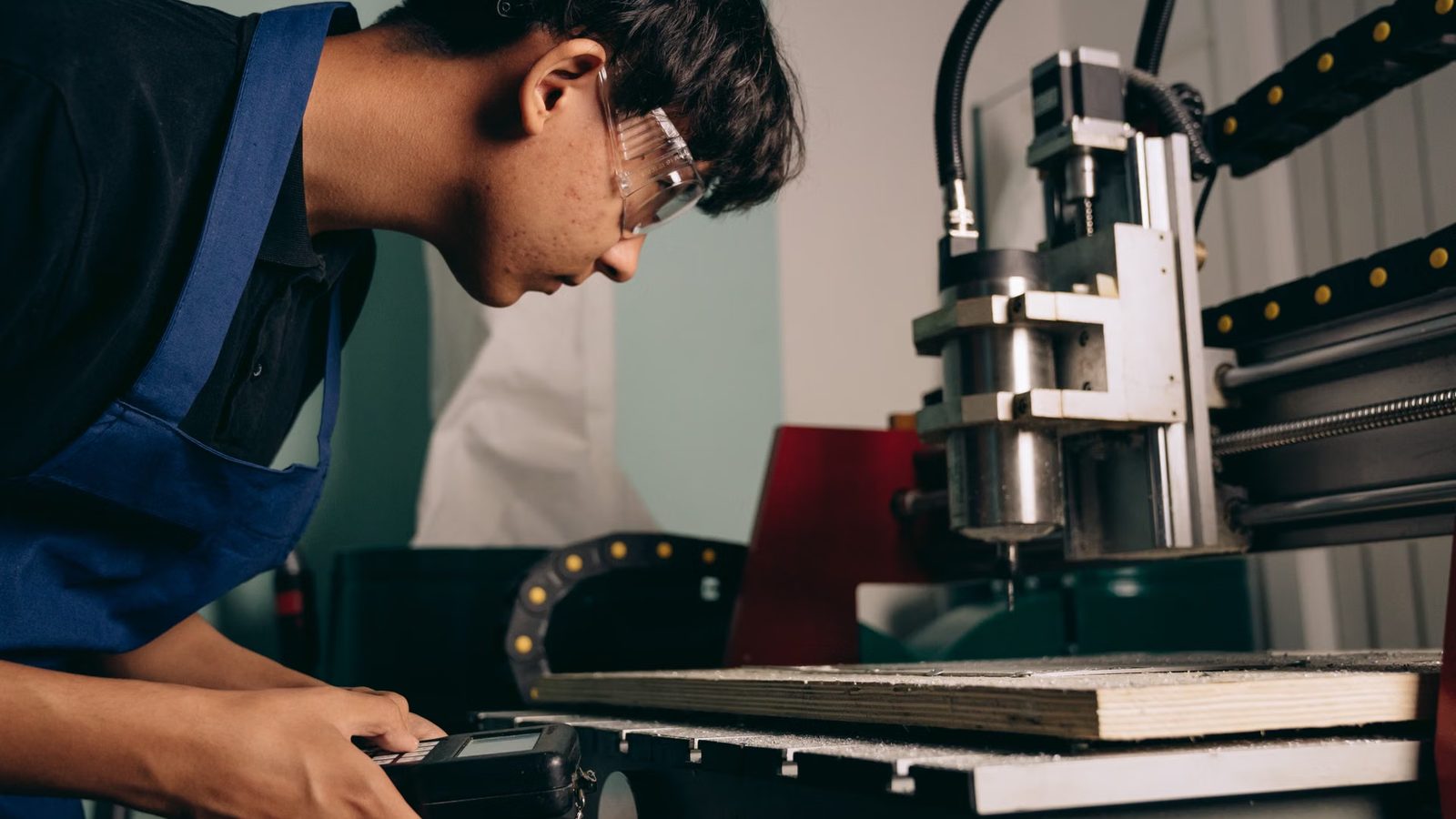 Operator przy obrabiarce CNC
