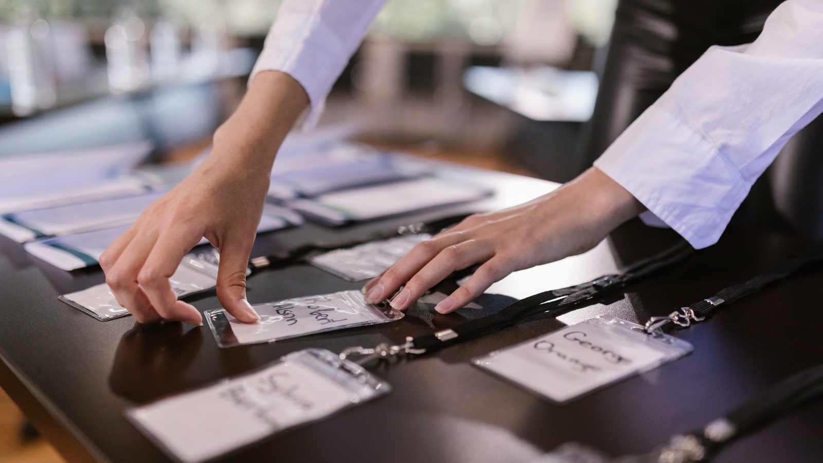 Materiały konferencyjne i identyfikatory na stole