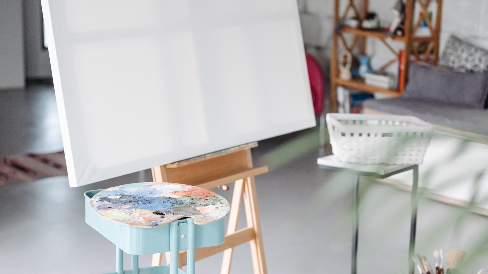 Grafik rysuje na tablecie w pracowni