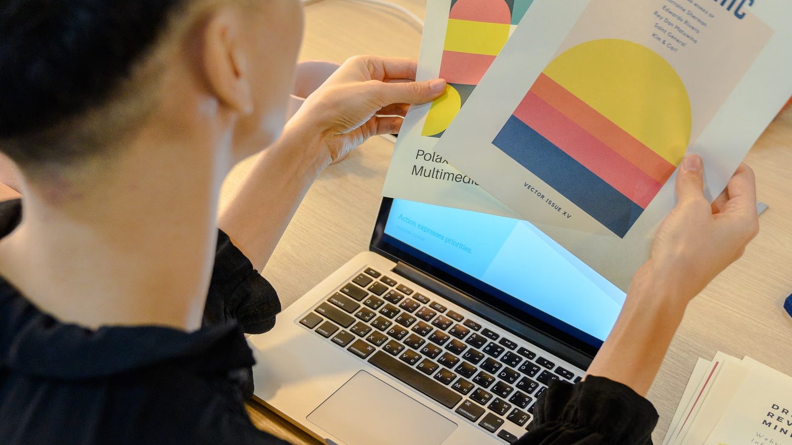 Wydruki portfolio rozłożone na stole