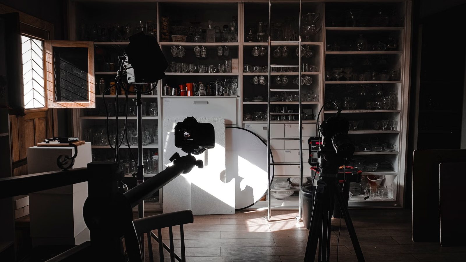 Aparat na statywie przy zdjęciach produktowych