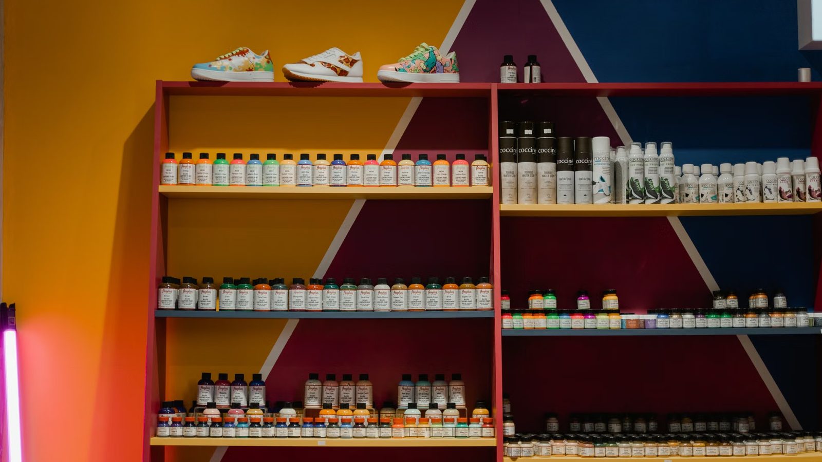 Ułożona ekspozycja produktów na półce