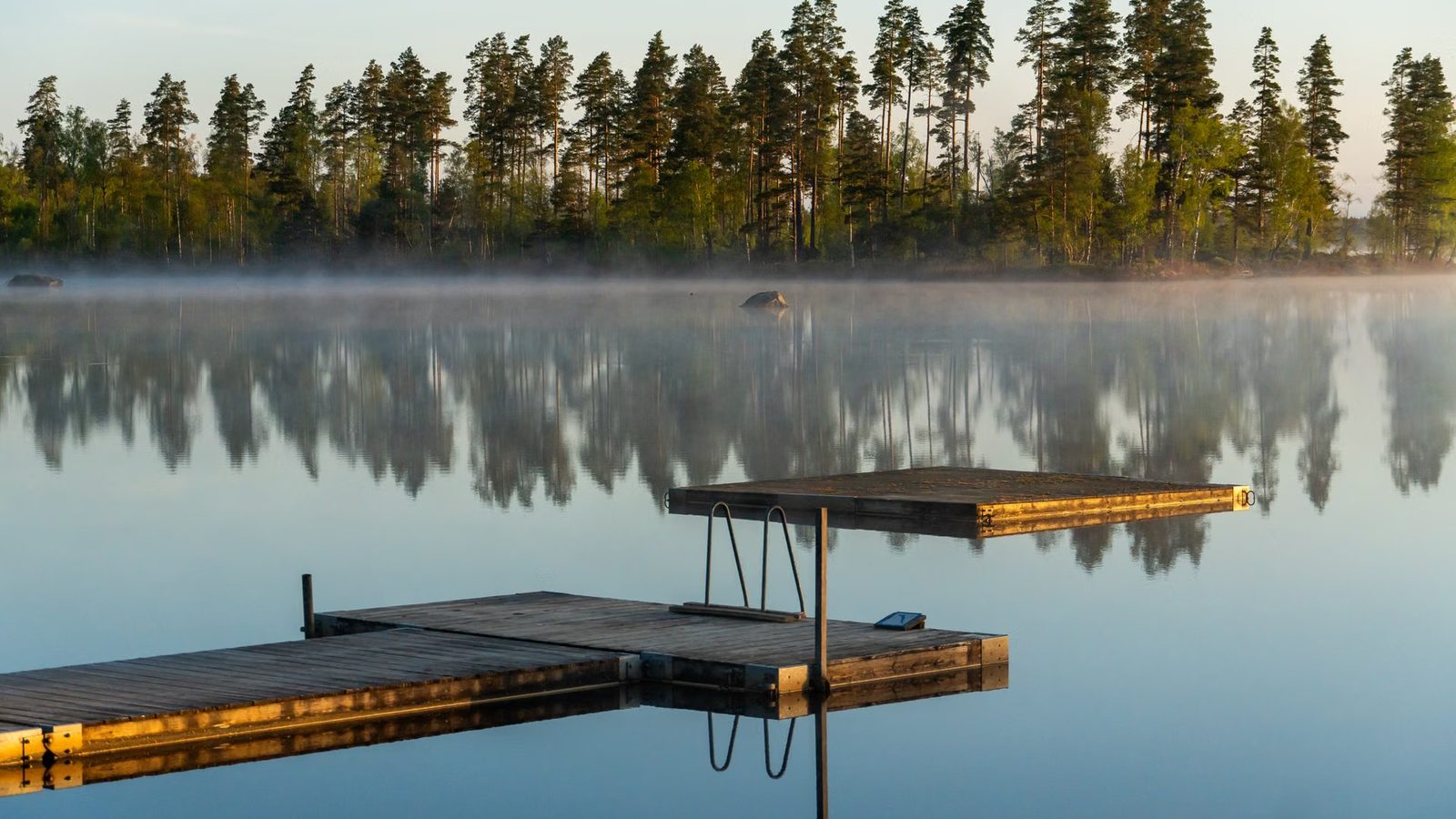 Pomost nad spokojną wodą o świcie