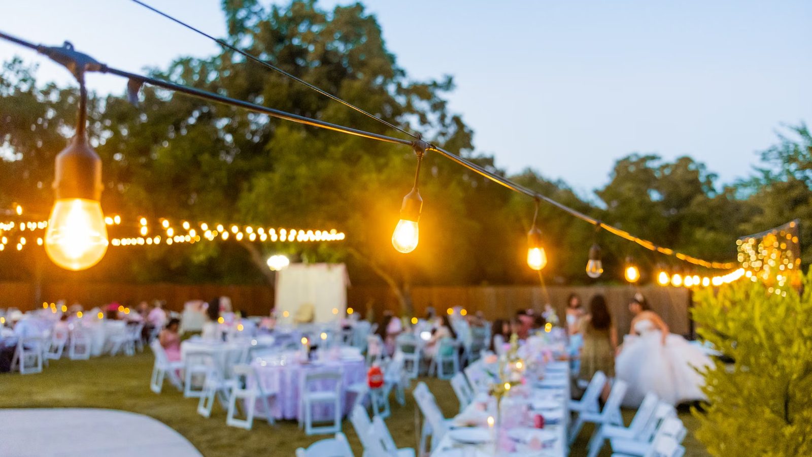 Stoły na zewnątrz w wieczornym świetle