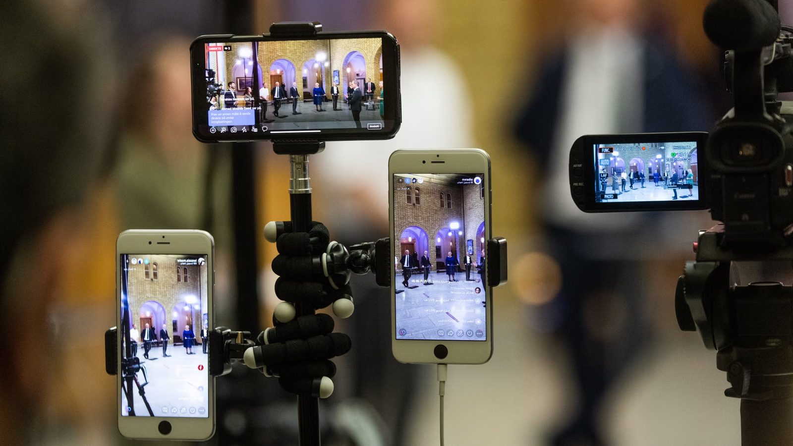 Telefon na statywie podczas transmisji