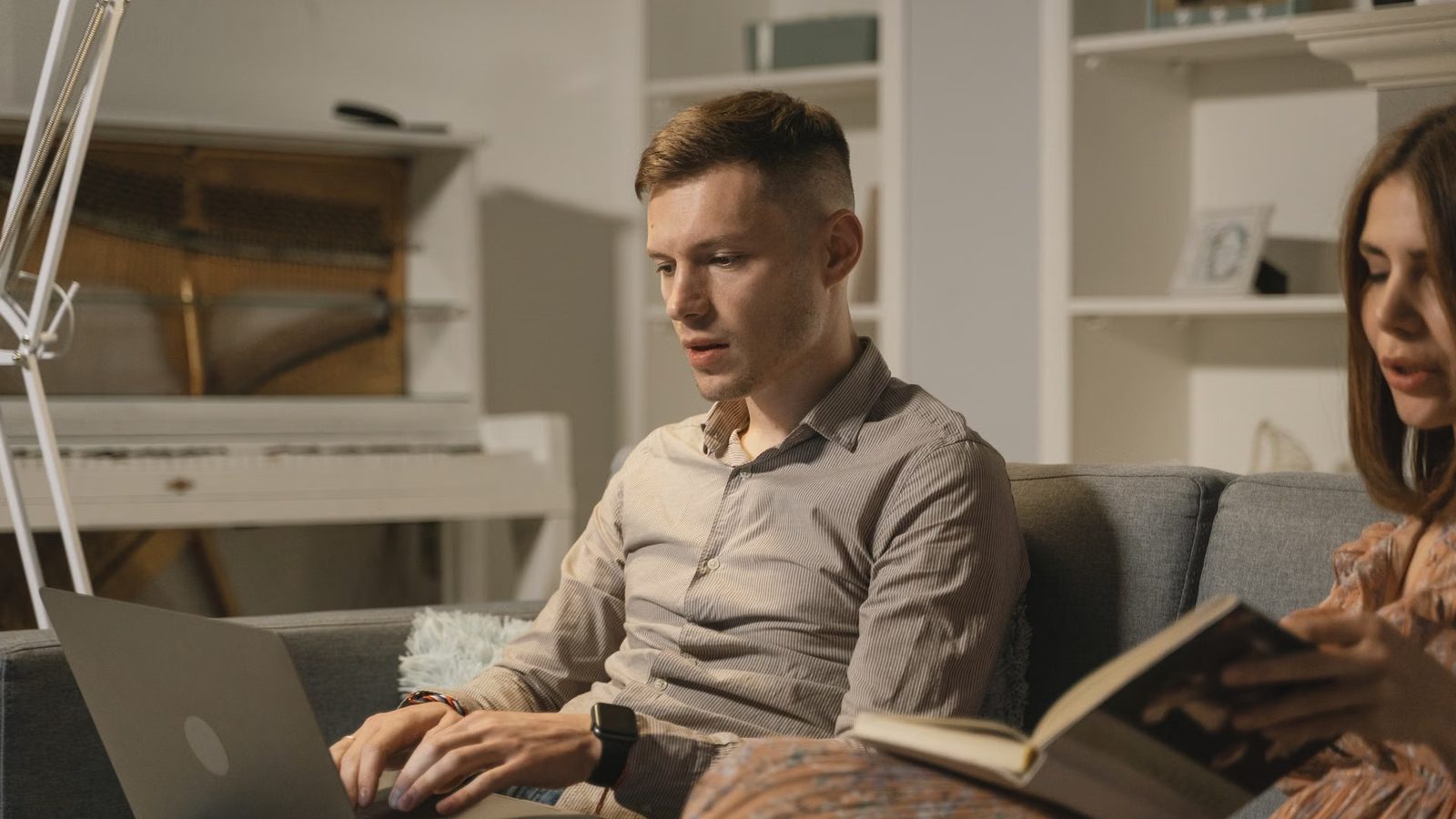 Czytanie na laptopie w domu wieczorem