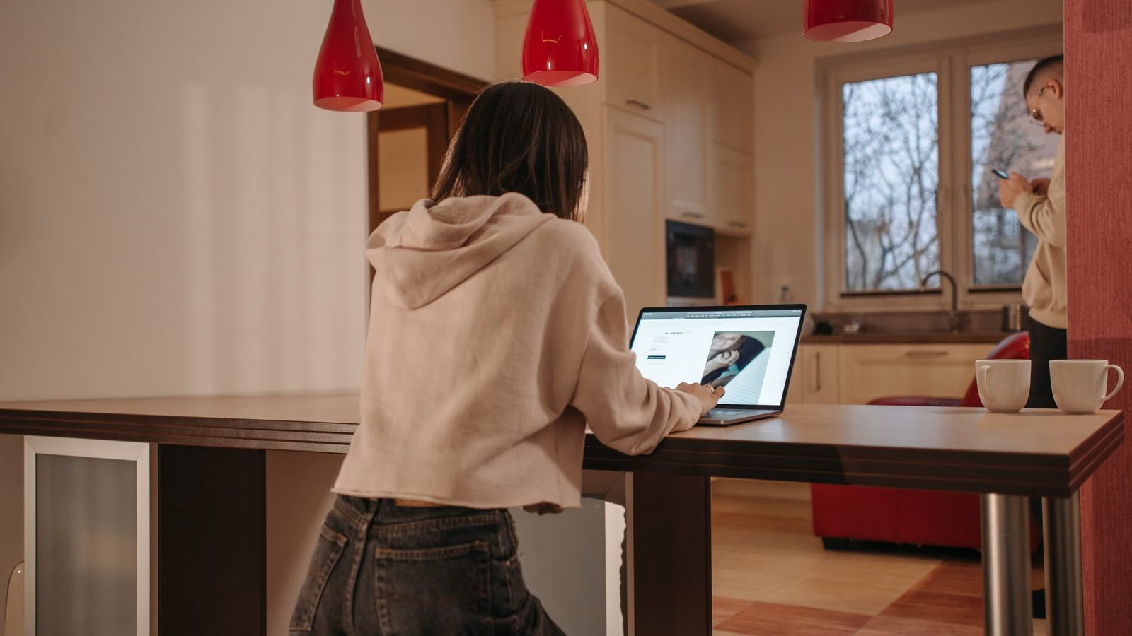Laptop na kuchennym stole wieczorem