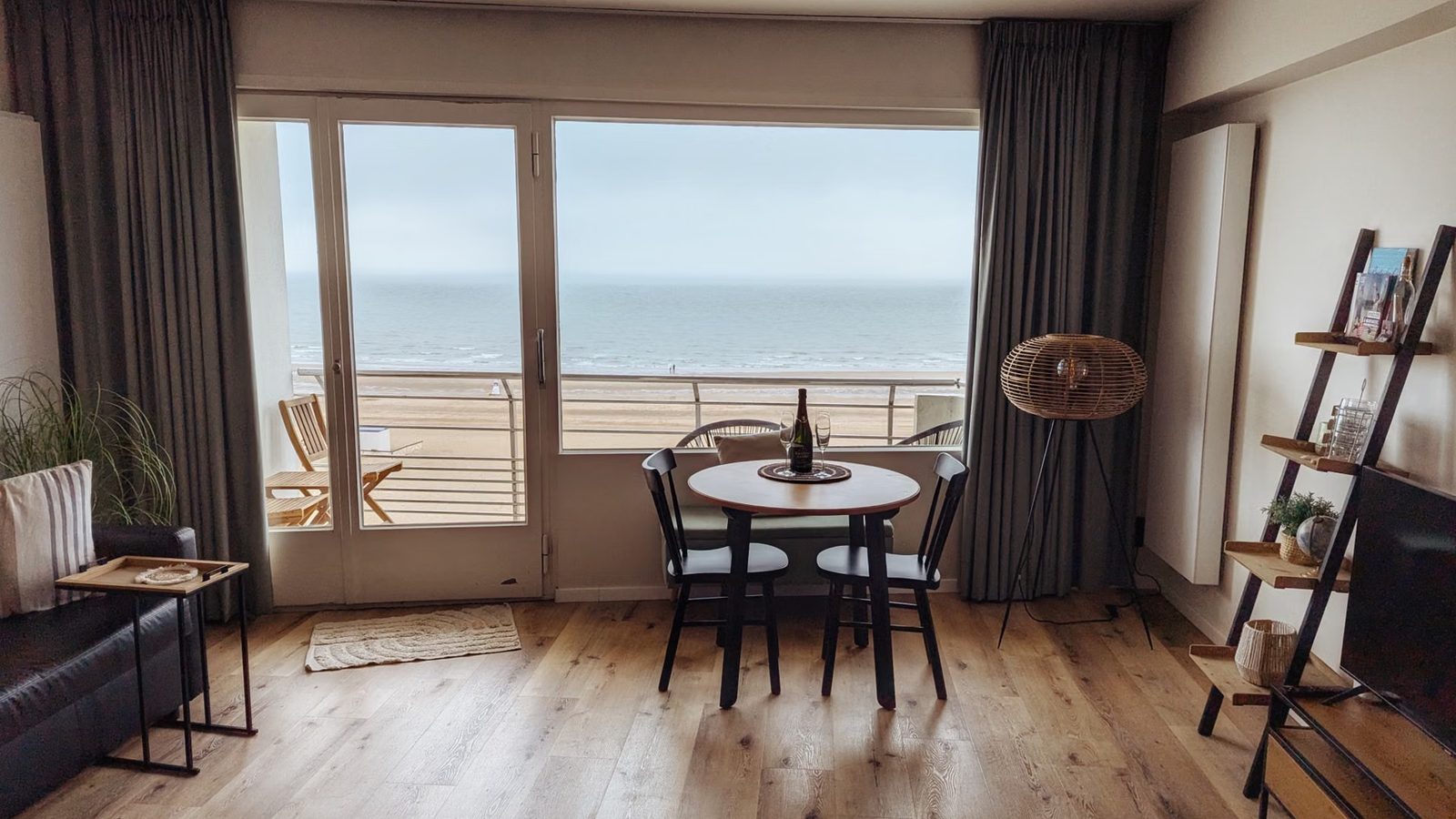 Wnętrze nadmorskiego apartamentu z oknem