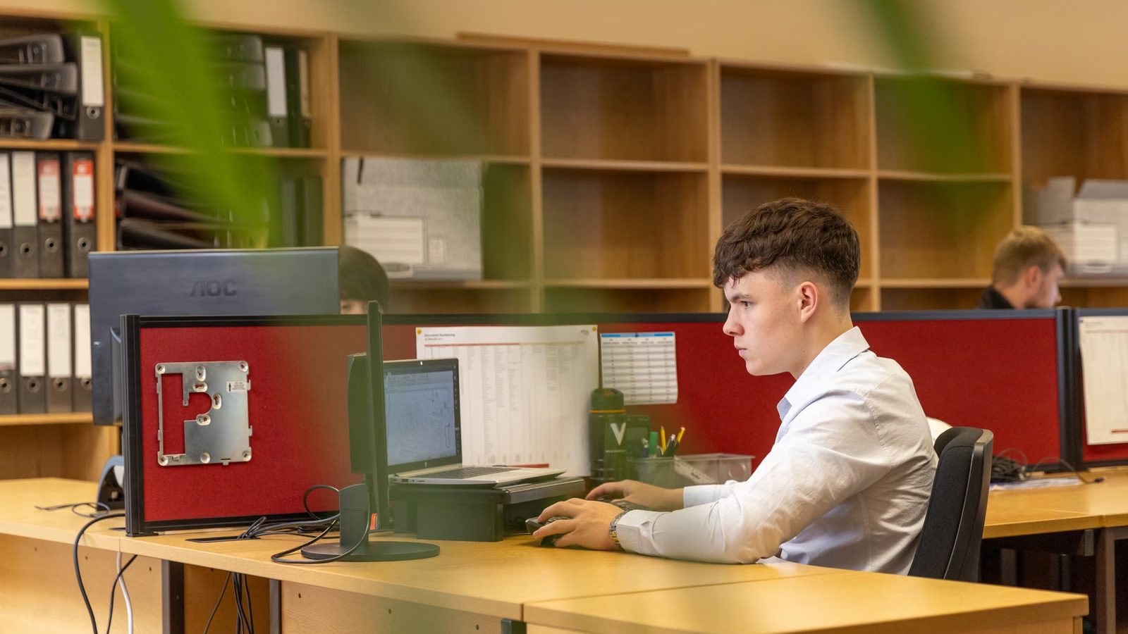 Ekrany i dokumenty w biurze firmy logistycznej