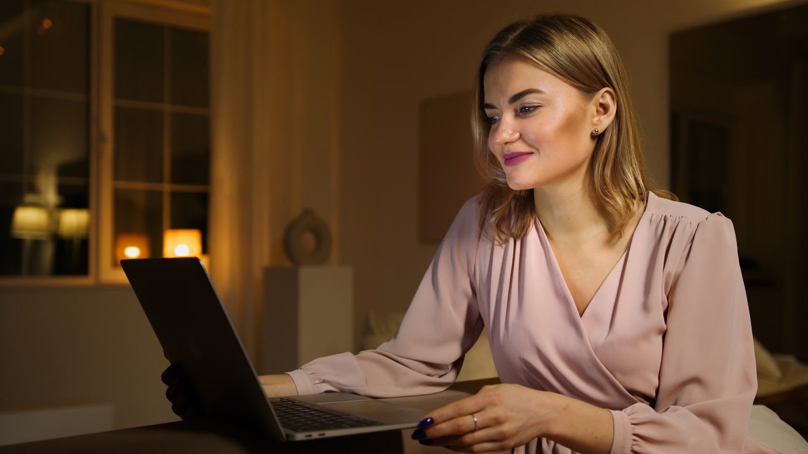 Przeglądanie stron na laptopie w domu wieczorem