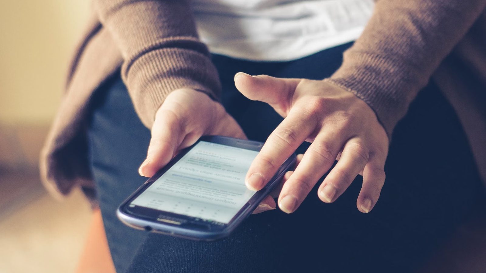 Czytanie artykułu na ekranie telefonu