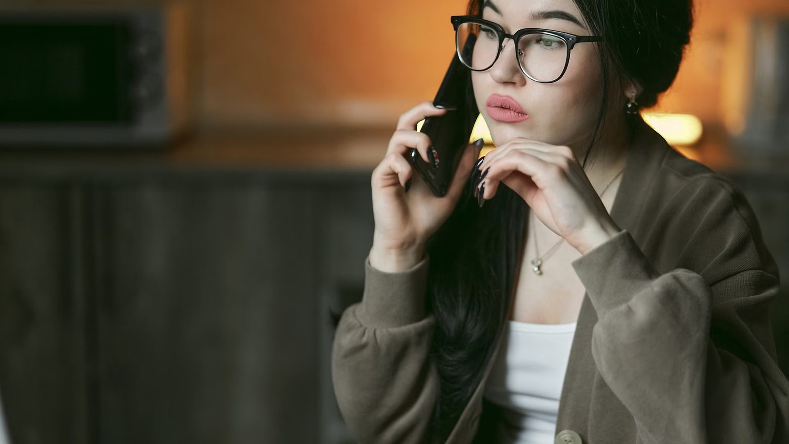 Osoba z telefonem zastanawia się nad decyzją
