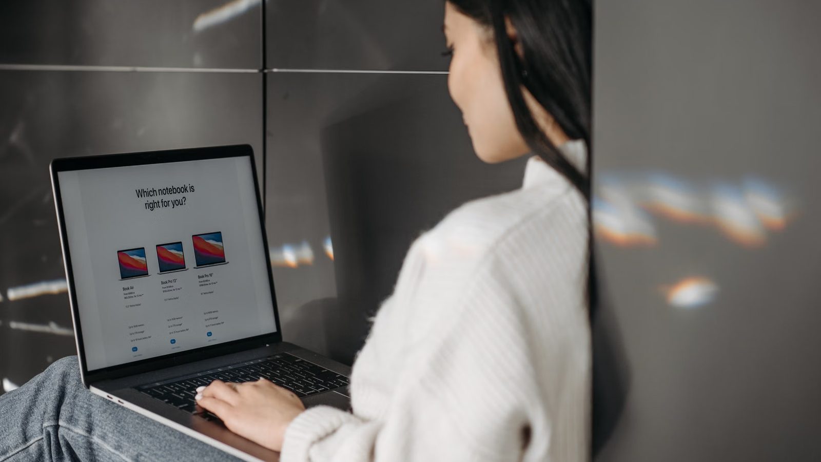 Porównywanie ofert na ekranie laptopa