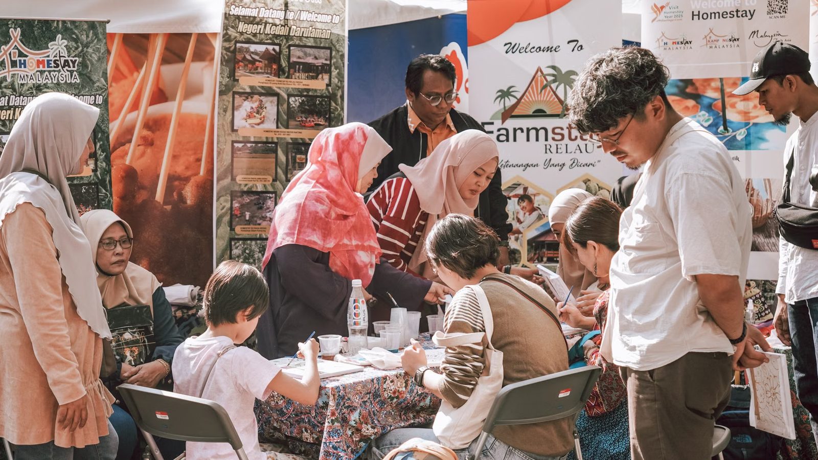 Rozmowy zwiedzających przy stoisku targowym