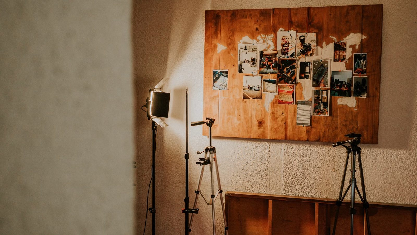 Fotograf ze statywem we wnętrzu