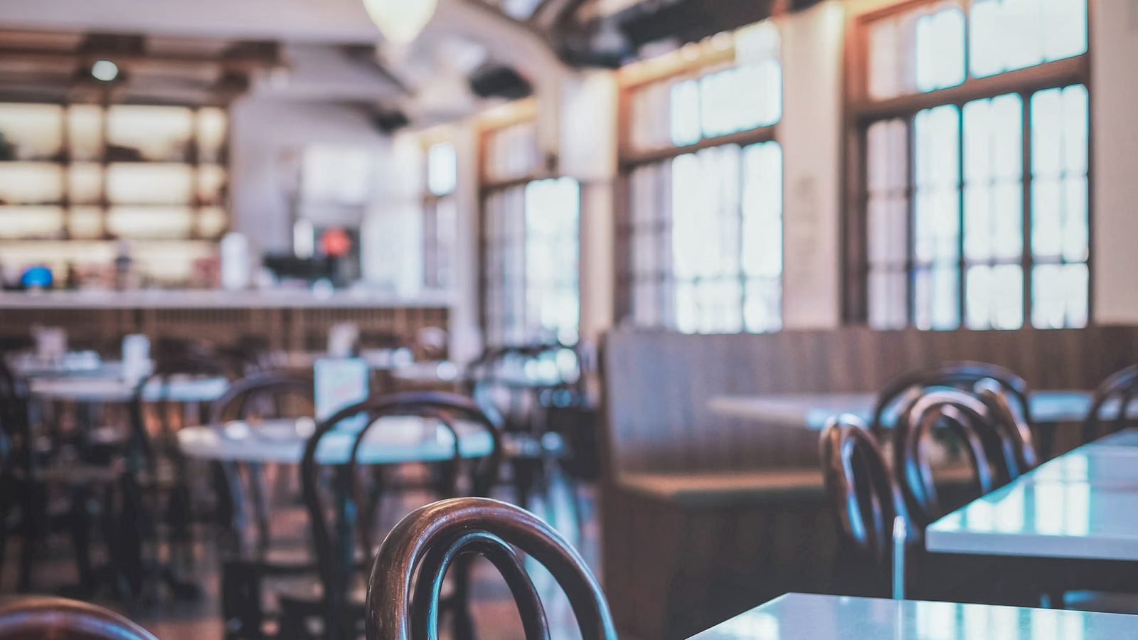 Puste stoliki w restauracji w świetle dnia