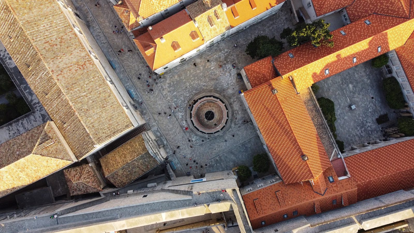 Dachy i rynek starego miasta z góry
