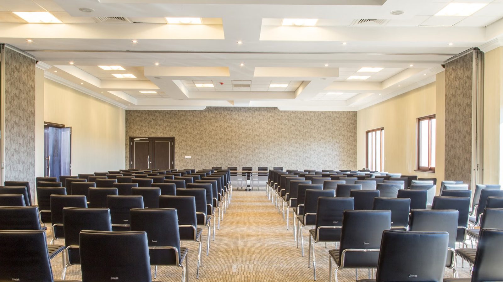 Sala konferencyjna ze stołem i krzesłami