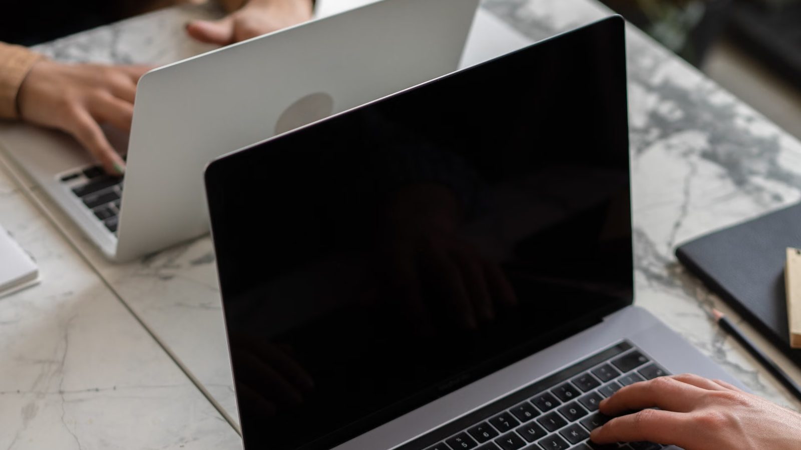 Kod strony wyświetlony na ekranie laptopa