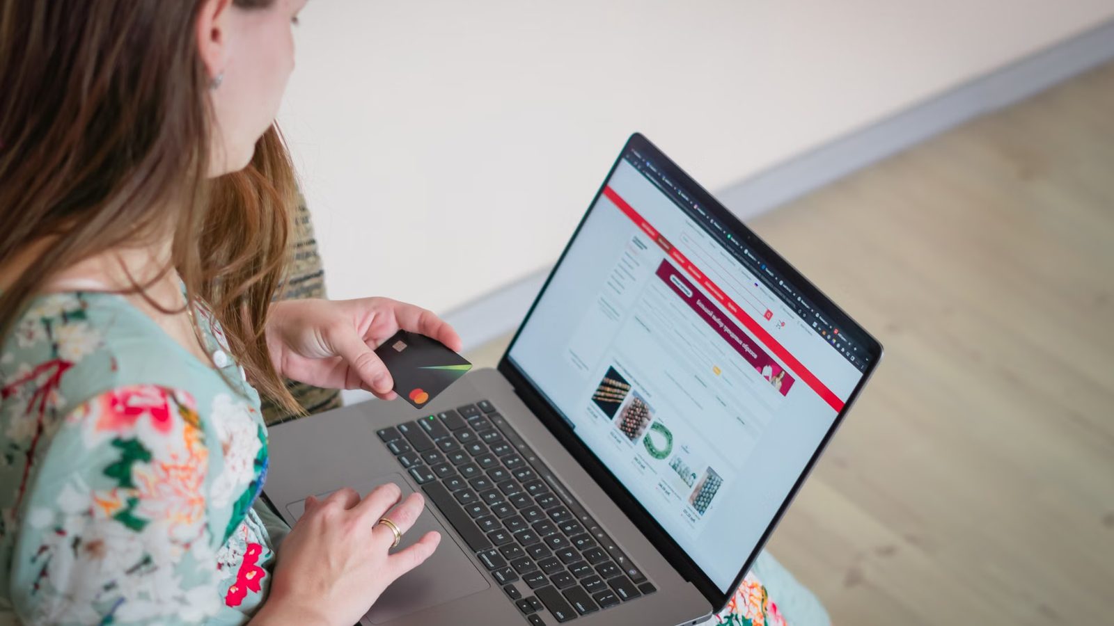 Zakupy w sklepie internetowym na laptopie