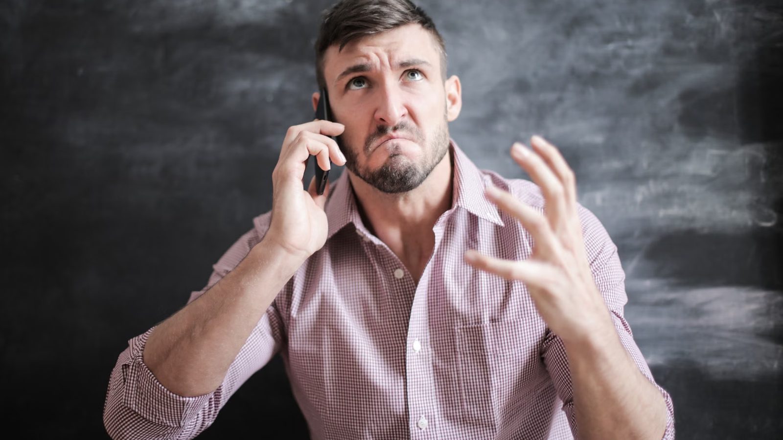 Klient zirytowany stroną na telefonie