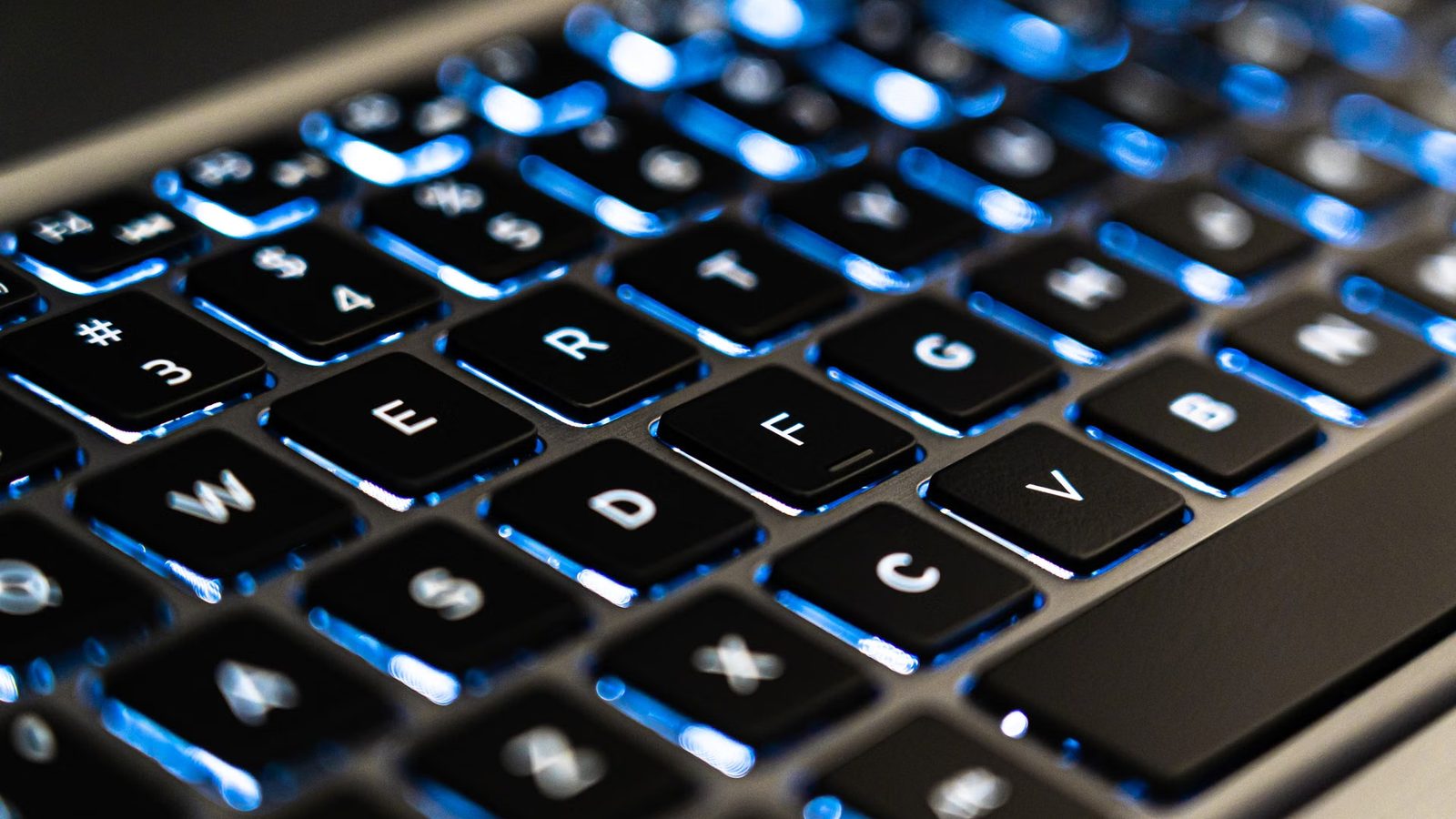 Pisanie adresu na klawiaturze laptopa