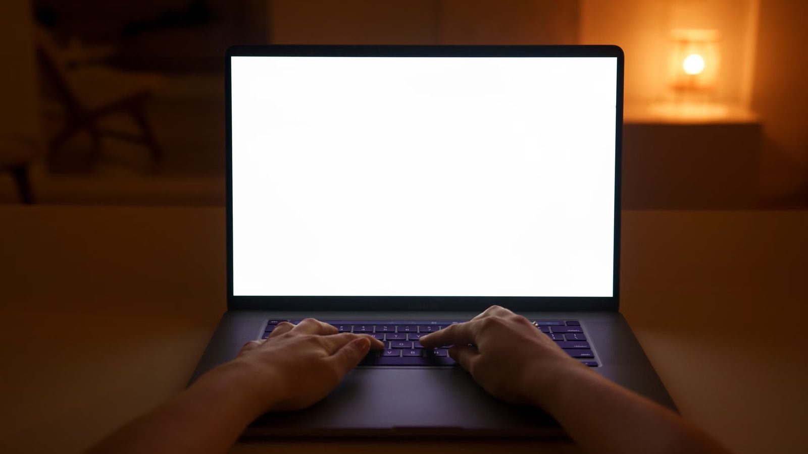 Wpisywanie adresu strony na laptopie