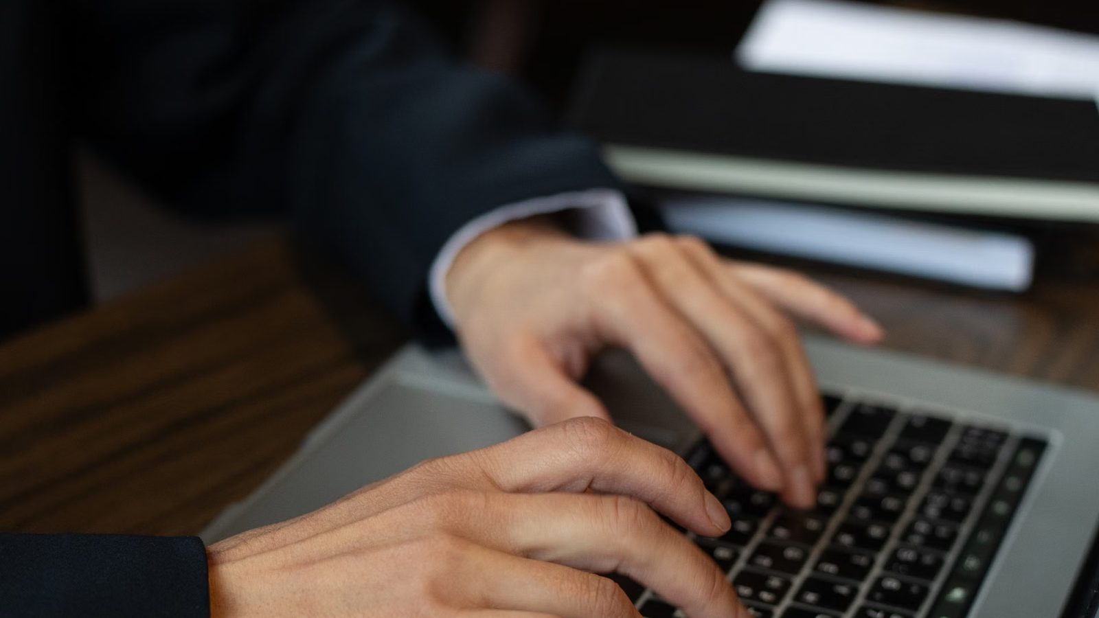 Wyszukiwarka otwarta na ekranie laptopa