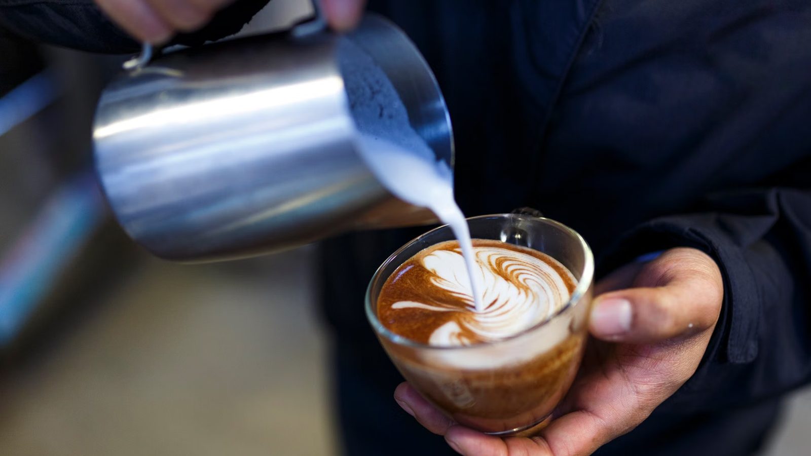 Barista przygotowuje kawę — kadr na firmowy profil