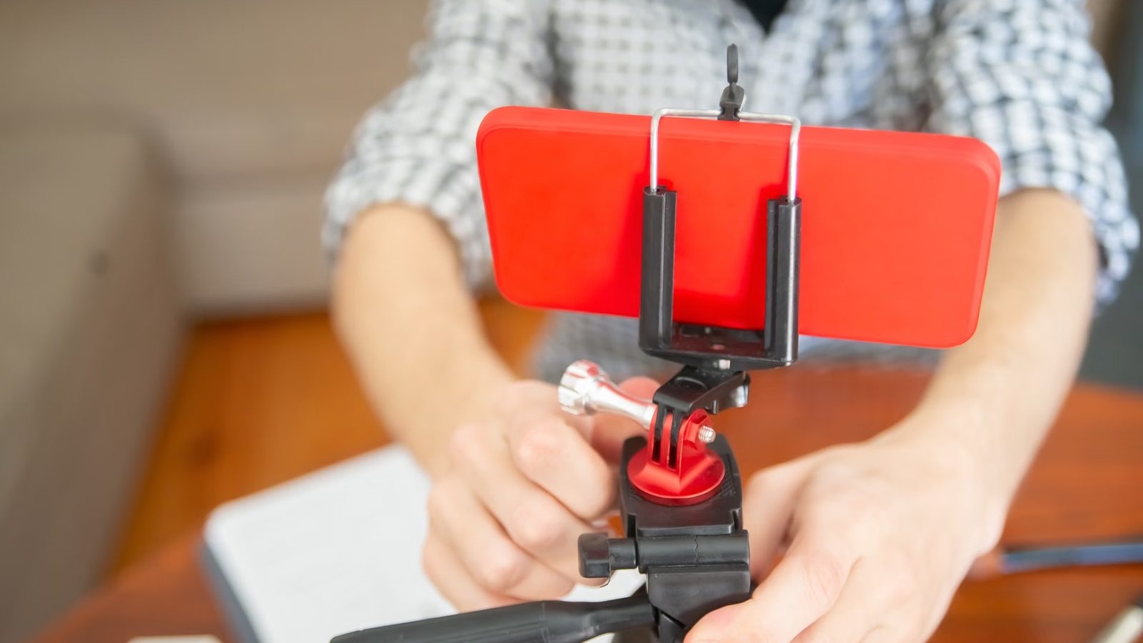 Telefon zamocowany na statywie do nagrywania
