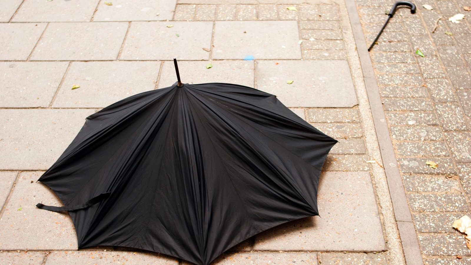 Połamany parasol — tanie rozwiązanie zawodzi w deszczu